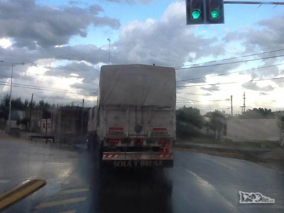 Chuva na estrada entre Mendoza e Villa Nueva, na Argentina